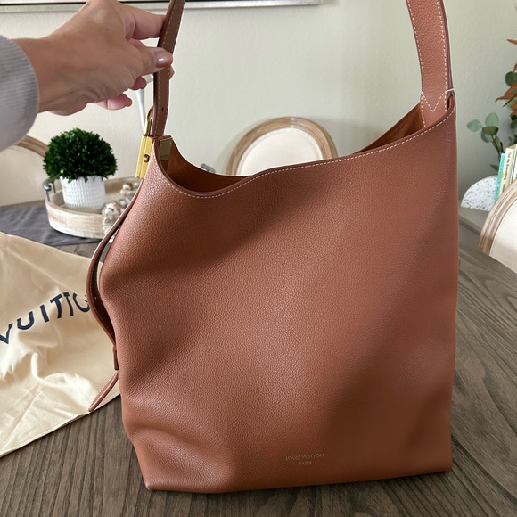 Louis Vuitton Brown Leather Shoulder Bag with Structured Design - Picture 2 of 5